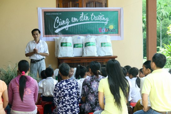 Thầy Nguyễn Thiện Dũng giới thiệu chương trình Edukids "Cùng Em Đến Trường" với quý phụ huynh cùng các em thiếu nhi 